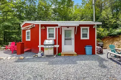 Image de Convenient tiny house w/ trail access, firepit, gas grill, wifi, window a/c, w/d