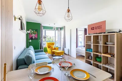 Image de GuestReady - Séjour cosy avec balcon lumineux