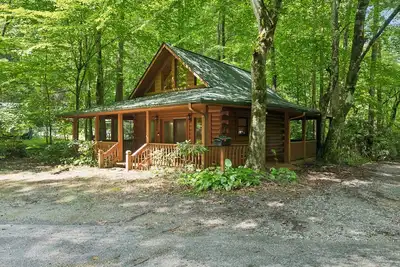 Image de New! Cozy Creekside Cabin with Wraparound Porch