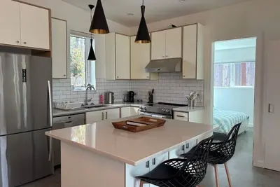 Image de Westcoast Modern 2-Bedroom Suite in Strawberry Vale