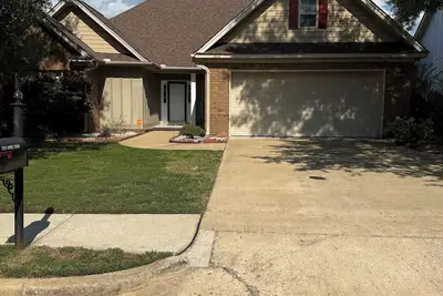 Image de 4-bedroom Sports Themed house in beautiful Auburn new furniture and Tiger cave