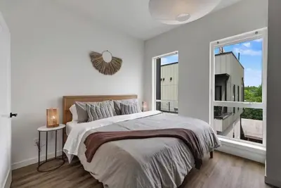 Image de Parking, King Beds, Ac - Walk to Everything!