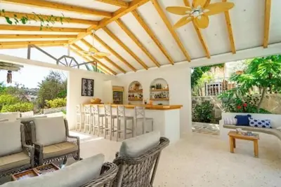 Image de Bright rooms, landscaped garden. . .