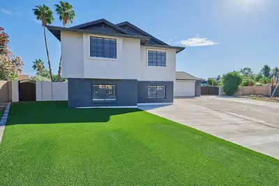 Image de Private 6-bed 3-bath two story house with a pool game room and lots of space!