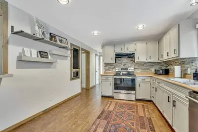 Image de Large house with pool, hot tub, and fully fenced big yard. Pets welcome.