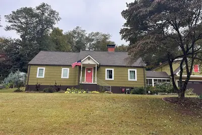 Image de Spacious Tailgate Haven-3-bedroom house with outdoor entertaining space-sleeps 8