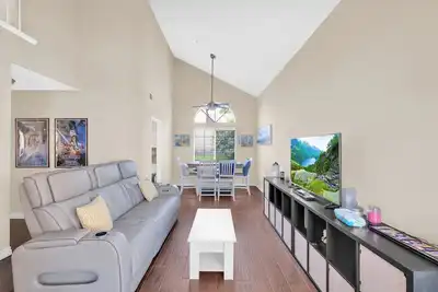 Image de Chic & Comfy Home • Near Airport • Pet-Friendly