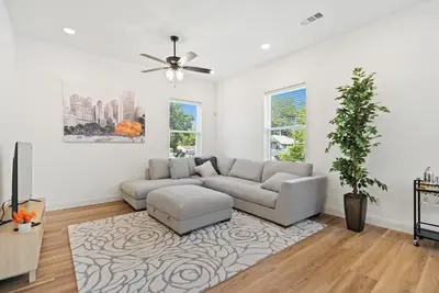 Image de Stylish new build 2br/2ba getaway w/ gated parking