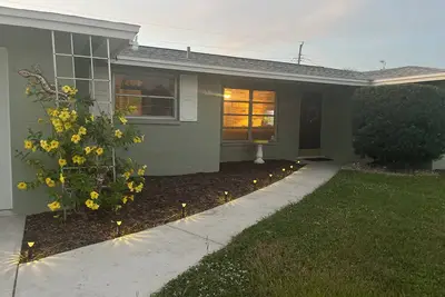 Image de Cozy 2br/2ba Venice Getaway – Sleeps 6\n\nModern  beach house close to beaches