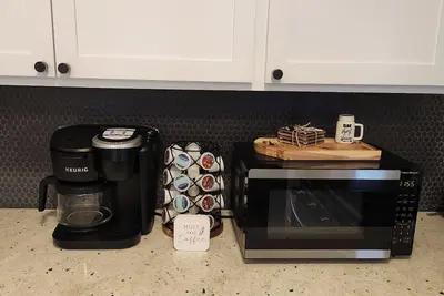 Image de Beautifully Updated Home With Workspace! K9 Friendly!