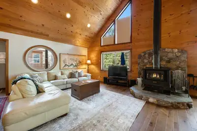 Image de Lausanne Livin' - Unique Dog and Family Friendly Lower Tahoe Donner Cabin, Minutes to Truckee