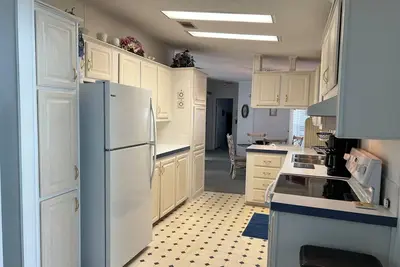 Image de Vibrant Active Adult 55+ community w/clubhouse, pool w/hot tub, fitness room.