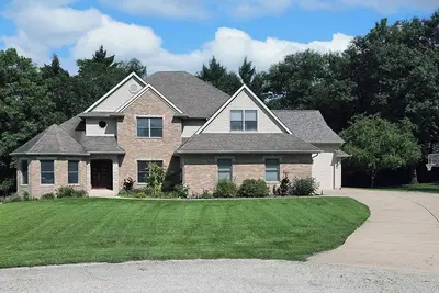 Image de Luxury 5 Br home on private wooded lot near Qc, w/hot tub, rec & fitness room