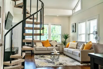 Image de Upscale Cozy Stay In Montrose/ 1br King Bed + Loft/ Sleeps 4/ Pool Table