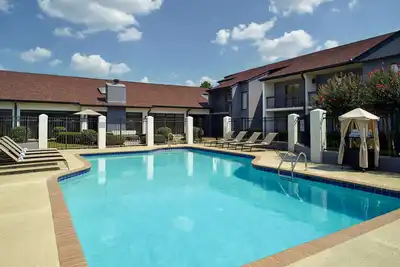 Image de Your Home Away From Home! 4 Relaxing Units, Pool, Free Parking, Pets Allowed