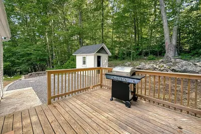 Image de Cozy cottage with Ac and lake access in charming Connecticut suburb.