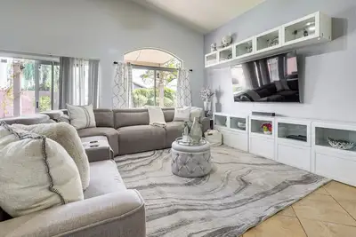 Image de Spacious Family Home w/ Yard Near Arizona Mills!