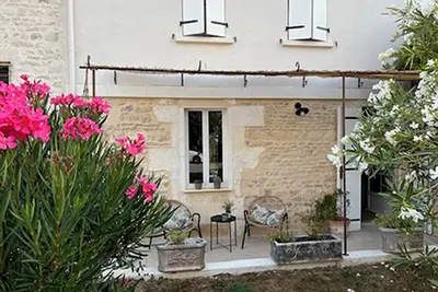 Image de A 5 mn d'Angoulême et à proximité immédiate de la Charente maison de charme