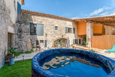 Image de La grangerie, grange en pierres et spa au calme