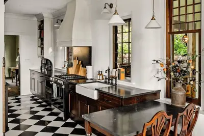 Image de Large 6 bedroom, 6. 5 bath restored Victorian home at Indiandale Springs