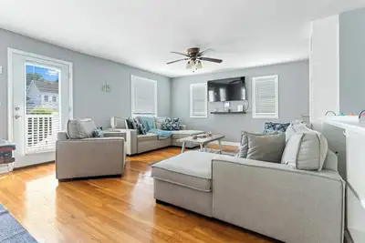 Image de Waterfront 4br w/ Dock & Kids’ Rec Room