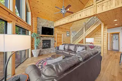 Image de Five Seasons - Luxury Cabin Featuring a Pool Table, Hot Tub and Fire Pit