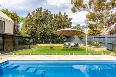 Image de Coastal Family Getaway - Cottesloe Pool Retreat