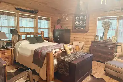 Image de Peaceful 2br Cabin Retreat in Tifton-Shady Pondside Getaway on Quiet Dirt road