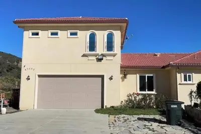 Image de 2br 2Bath suite, private kitchen, laundry, etc.