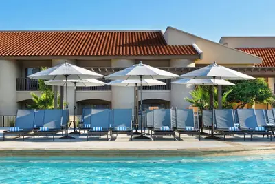 Image de Experience Nature's Splendor: Luxurious Resort with Unforgettable Views| 3 Units