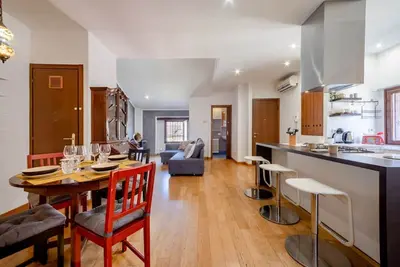 Image de 2 Bdrm · A walk to Arena · Self Check-in · A/C