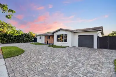 Image de Spacious 4br w/ Pool & Driveway
