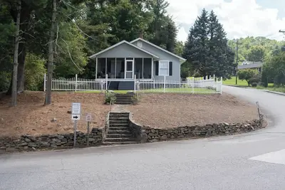 Image de Charming 2-bedroom home in tranquil Tryon. Walking distance to town