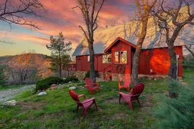 Image de Unique A-frame with mountain views, 5 min to town
