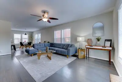 Image de A Serene 2-bedroom home with private fence and gate in vibrant Houston