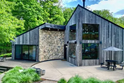 Image de Charming Lakeside Chalet with Private Deck, Hot Tub & Stunning Waterfront Views