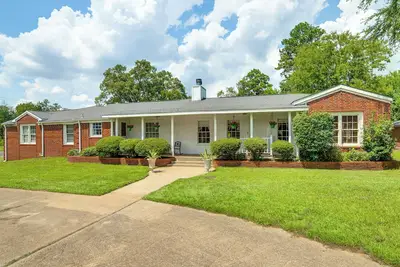 Image de 10 Mi to Lake Palestine: South Tyler Location!