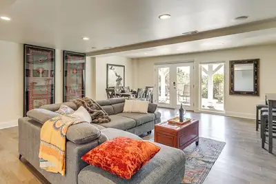 Image de Walk to Lincoln Park: Charming Couples Getaway