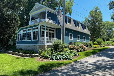 Image de Spacious 3br/2ba Lakeside Retreat - Modern Comfort, Historic Charm.