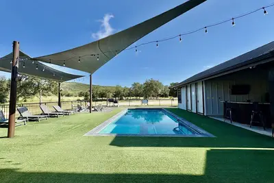 Image de Charming 1-bedroom pool house in lovely Concan with Ac and out door kitchen.