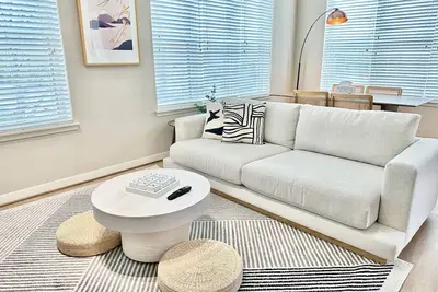 Image de StayCozy MidCentury 2KingBed by Mda Tmc Free P