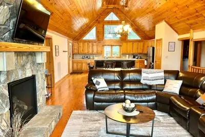 Image de You and Me on the Dock: Log Cabin on Lake Gaston