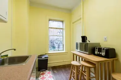Image de 3-bedroom apartment in delightful Brooklyn