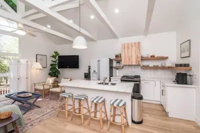 Image de 2 charming homes on 1 property, w hot tub