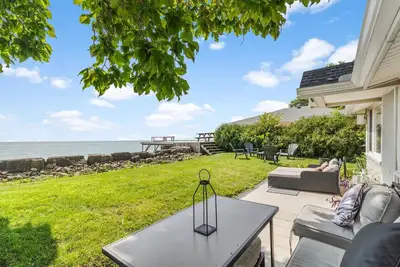 Image de Cozy Lakefront Getaway with Firepit & Air-Doctor System