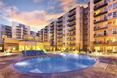 Image de Great condo in the action with fitness room and pool on the beach in Seaside