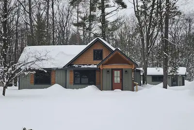 Image de Chateau between the Lakes with modern amenities including WiFi and gas fireplace