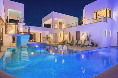 Image de Beachfront home & mountain views, and the biggest private pool