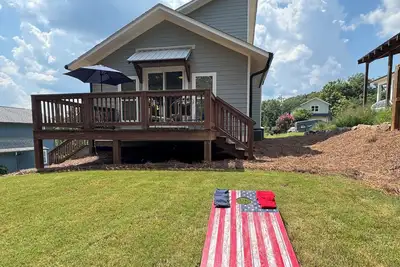 Image de Chicopee House ~ Your 4 bd, 3 bath, Athens Getaway 1-mile to Sanford Stadium!