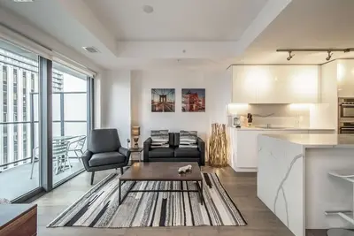 Image de Cozy 2br Apt with Gym and Cinema near Pier 21